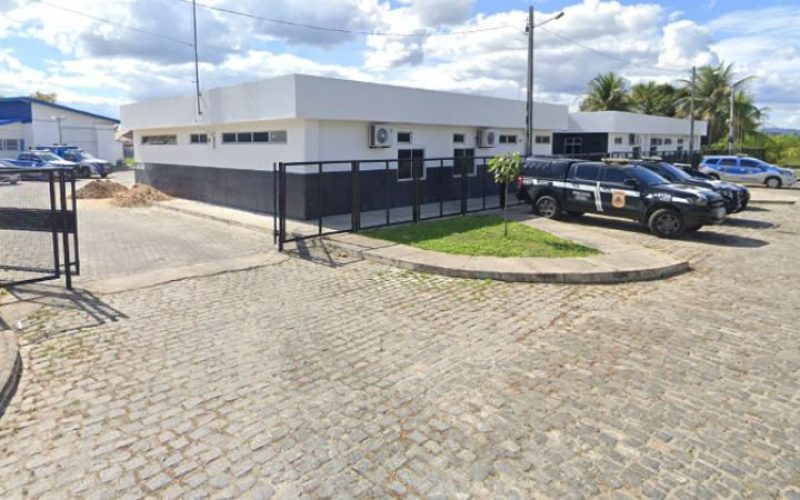 Mulher é presa após mandar filhos de 8 e 2 anos sozinhos para a escola na Bahia