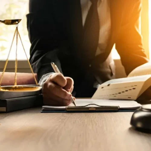 Seis advogados são presos por suspeita de lesar mais de mil idosos