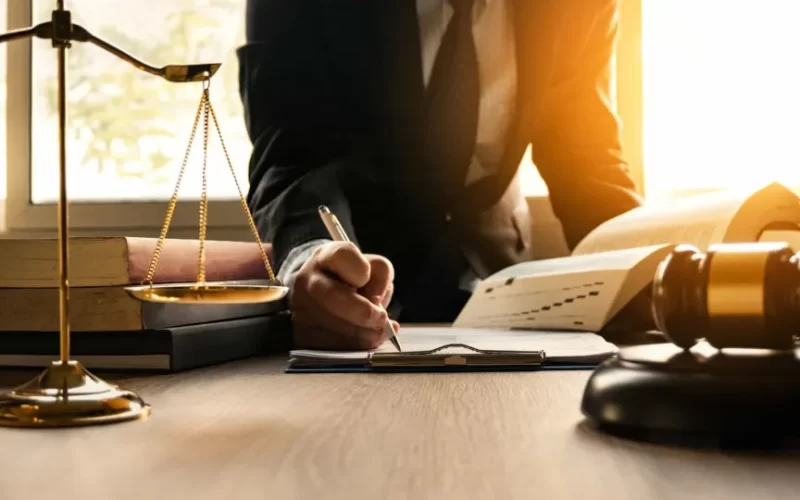 Seis advogados são presos por suspeita de lesar mais de mil idosos
