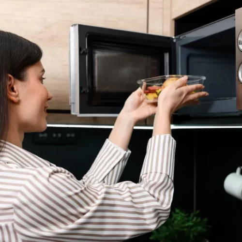 Oito alimentos que nunca devem ser preparados no microondas