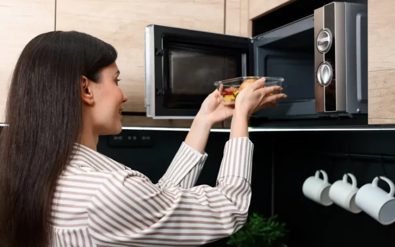Oito alimentos que nunca devem ser preparados no microondas