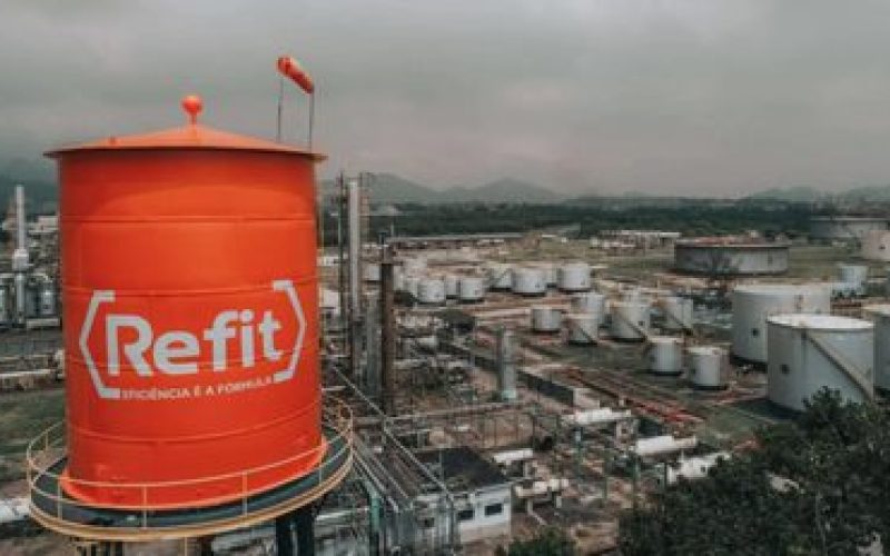 Operação Cadeia de Carbono interdita refinaria em Manguinhos, no Rio