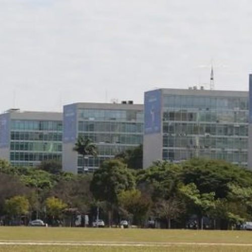 Lula assina medida que insere mais terceirizados da União na jornada de 40 horas semanais
