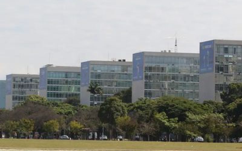 Lula assina medida que insere mais terceirizados da União na jornada de 40 horas semanais
