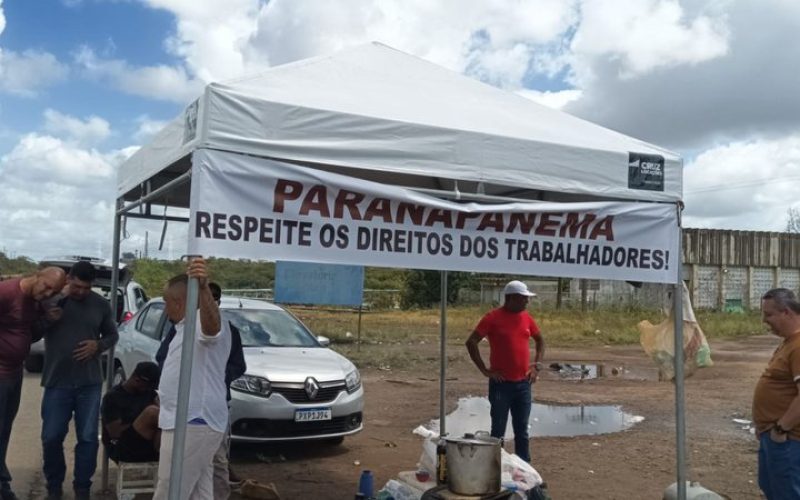 Trabalhadores demitidos e sem salários acampam em frente à antiga Caraíba Metais na RMS