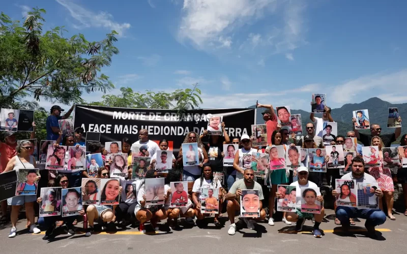 Rio de Paz protesta contra retirada de fotos de crianças assassinadas