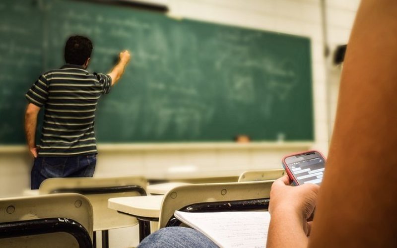 Lula vai sancionar lei que proíbe uso de celulares na escola