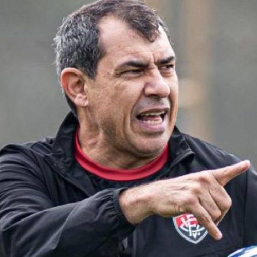Após humilhação diante do Flamengo, Vitória demite treinador; veja quem assume