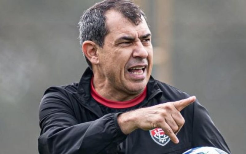 Após humilhação diante do Flamengo, Vitória demite treinador; veja quem assume