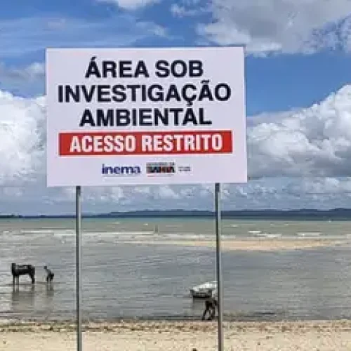 Comunidade na orla baiana sofre há 100 dias com contaminação da praia