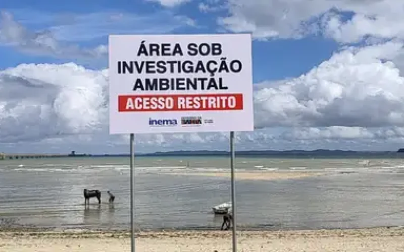 Comunidade na orla baiana sofre há 100 dias com contaminação da praia